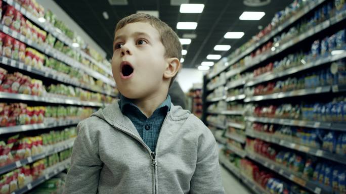 逛超市的小男孩惊讶惊奇开心高兴