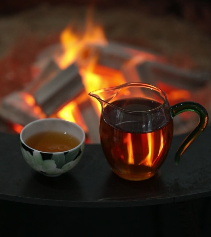 火炉旁倒茶