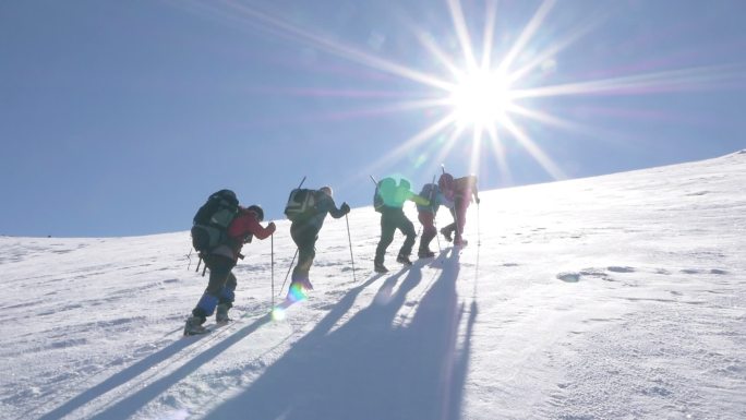 一群登山者正在山顶上行走