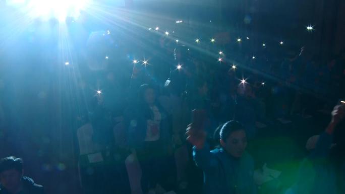 实拍演唱会现场粉丝互动灯光，粉丝群的手机