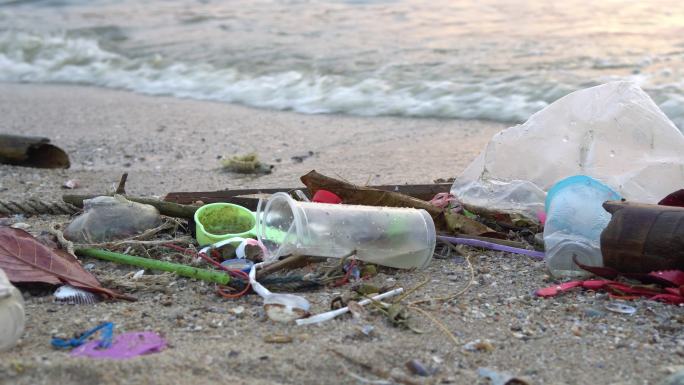海滩垃圾污染袋子海洋垃圾堆