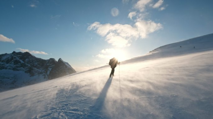 徒步穿越雪山爬雪山登山极限运动不惧风雪五