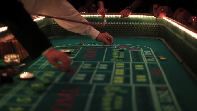 赌场下注人民币百元大钞现金掷骰子牌九扑克