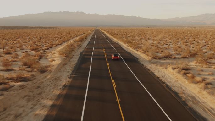 汽车行驶在沙漠道路