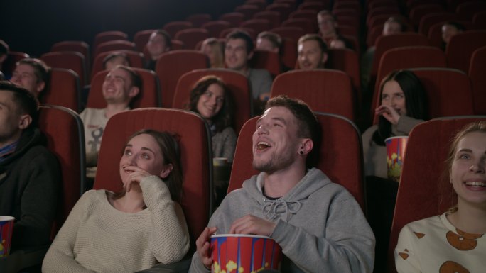 一群看电影的人在大笑