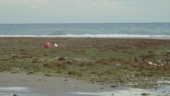 菲律宾海边渔村儿童玩耍日常