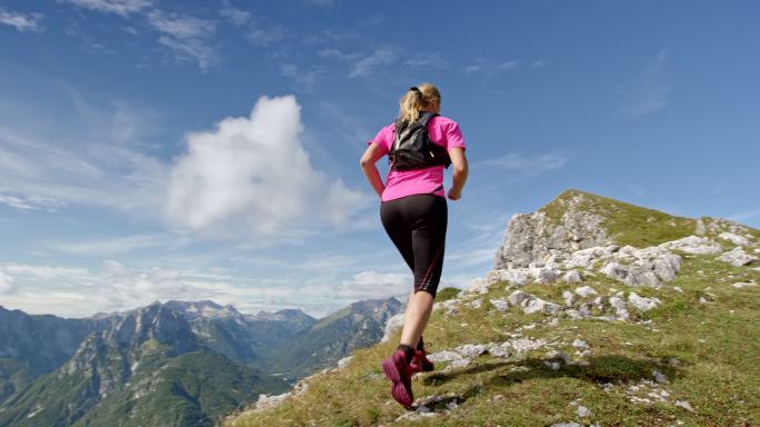 女选手跑上高山