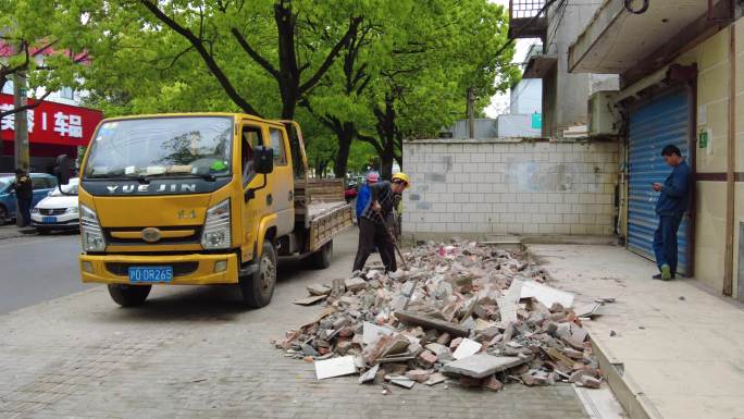 上海农民工人环卫工人收拾建筑垃圾4K实拍