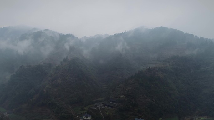 4K云雾里的湘西大山航拍