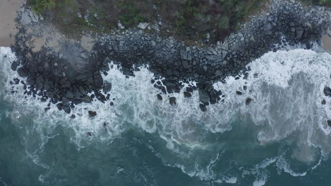 海岸线浪花拍打