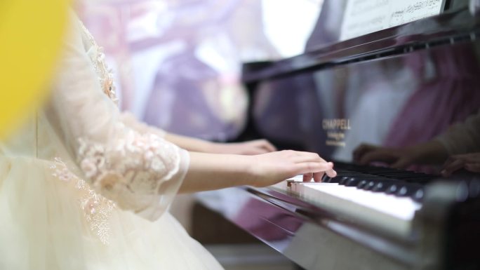 女孩弹钢琴钢琴音乐会艺术