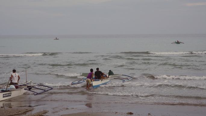 菲律宾海边渔村渔民出海打鱼划船