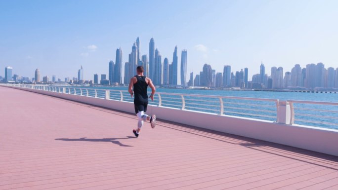 在迪拜码头跑步热爱奔跑青春