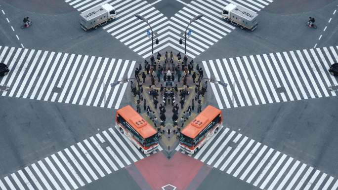 街道路口的行人红绿灯特写高峰期交通道路信