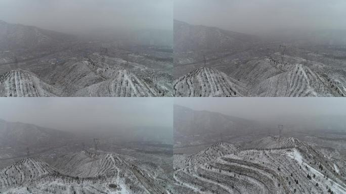 下雪天气雪高山上的国家电网塔航拍