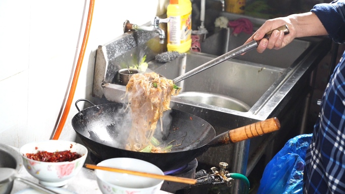 实拍大排档厨师现场制作红薯粉丝炒蛋