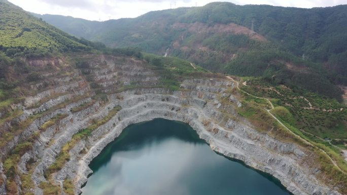 废弃矿坑生态修复，矿山治理，天池航拍。