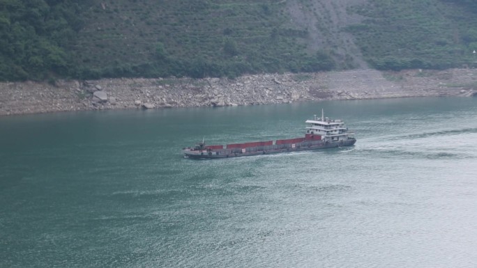 实拍长江三峡货轮