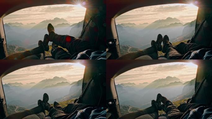 两个露营者在山里的汽车后备箱里休息