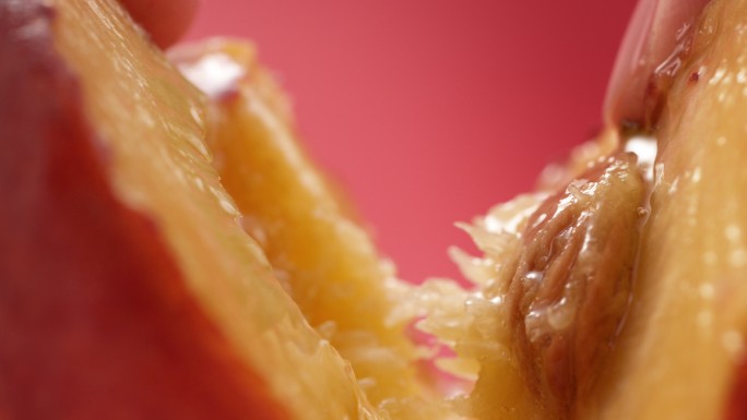 成熟多汁的桃子一分为二的特写镜头