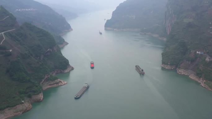 航拍长江三峡货轮船