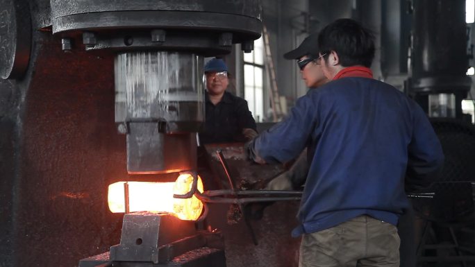 钢铁厂工厂工人炼钢