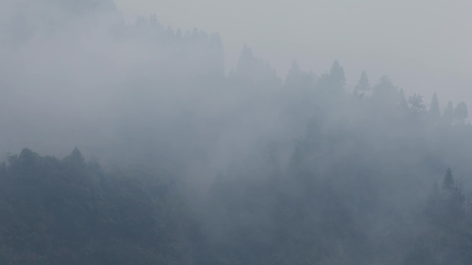 4K烟雨朦胧的山间云雾缭绕01