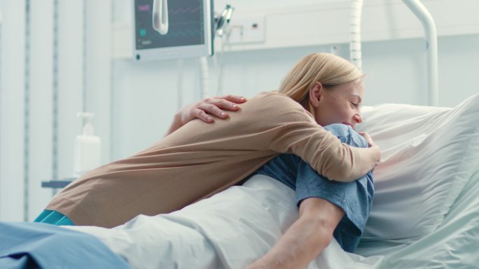 妻子去医院看望躺在床上正在康复的丈夫。