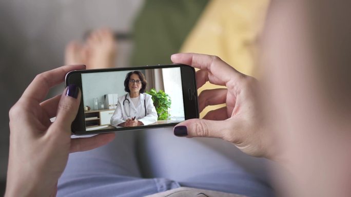在线医疗咨询手机屏幕展示智能手机跟踪抠像