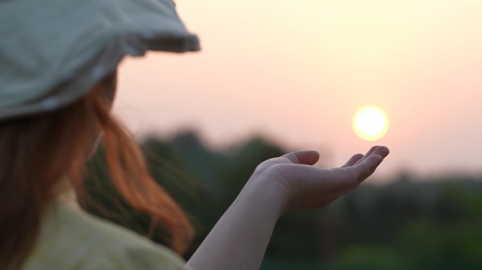 女生抚摸夕阳意境镜头