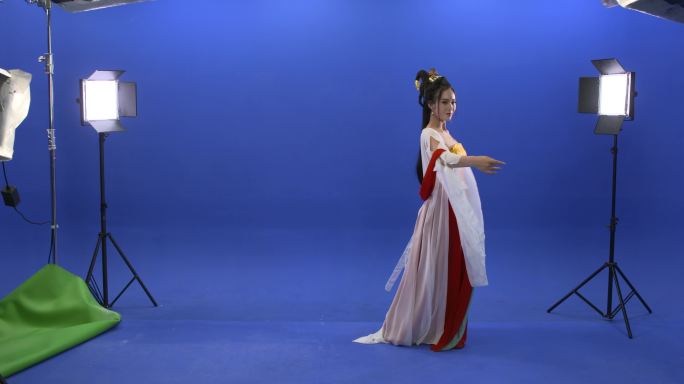 4K女士古风舞蹈抠图合成蓝幕