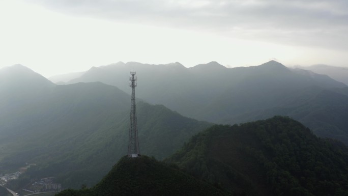 孤零零的山脉上的信号塔