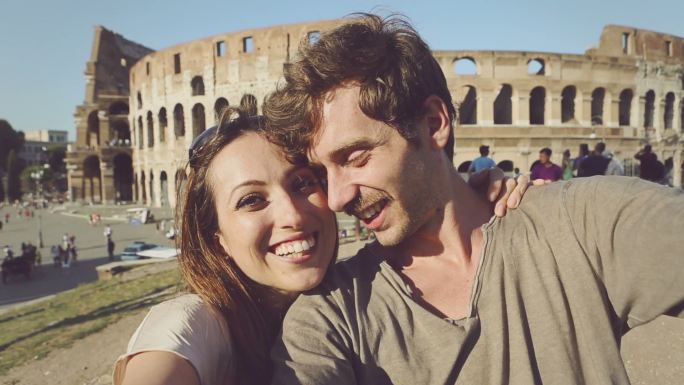一对情侣在罗马体育馆前自拍