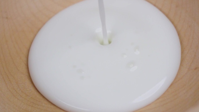 鸡蛋卷制作过程牛奶鸡蛋面粉拍摄