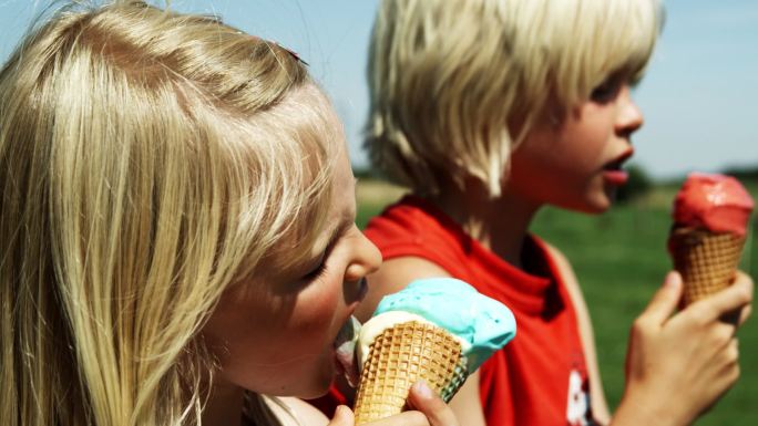 吃冰淇淋的孩子国外外国甜筒雪糕夏天