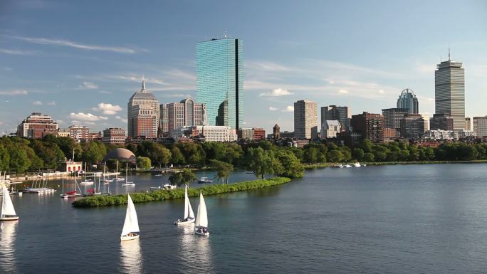 在波士顿查尔斯河上航行
