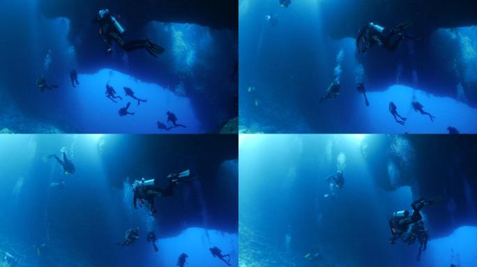 游客在帕劳蓝洞进行水下潜水