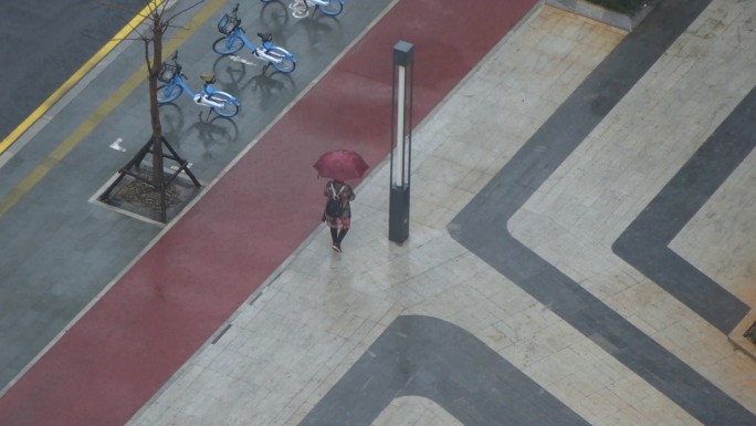 雨中行人撑伞慢动作升格