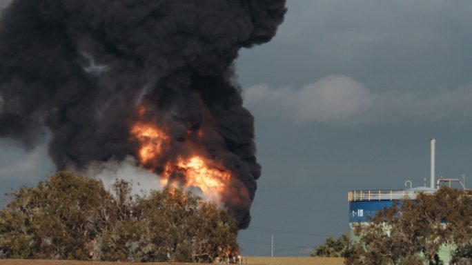 炼油厂事故安全生产爆炸失火火灾浓烟