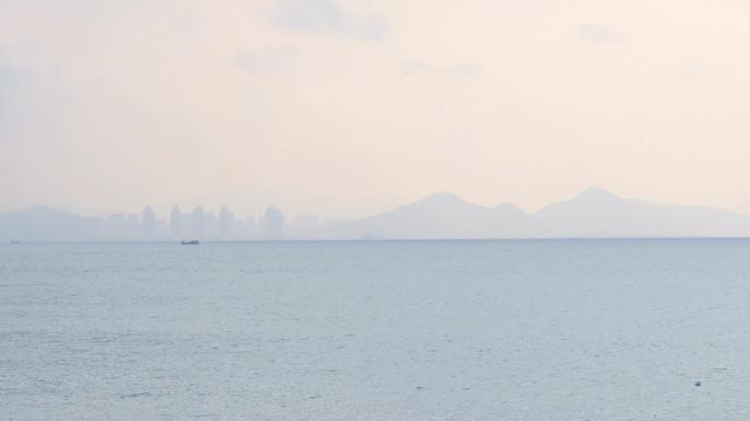 【4K】朦胧的大海对面的城市大山