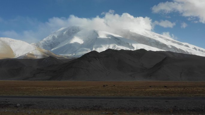新疆慕士塔格平移拍摄雪山