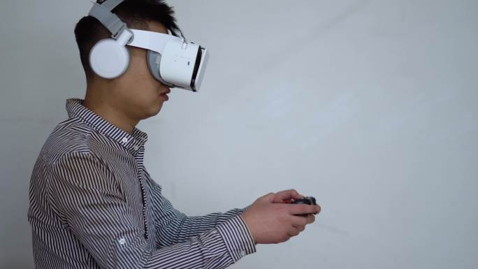 用vr手柄玩VR游戏体验虚拟现实