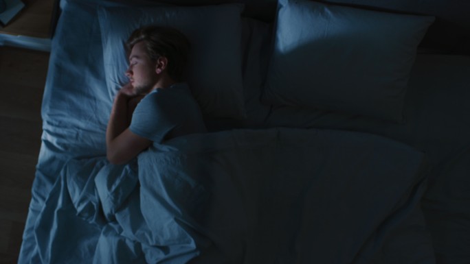 安稳熟睡中的男人床上用品入睡舒适生活家庭