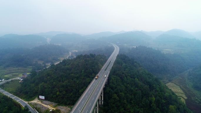 4K大山区高速公路空镜