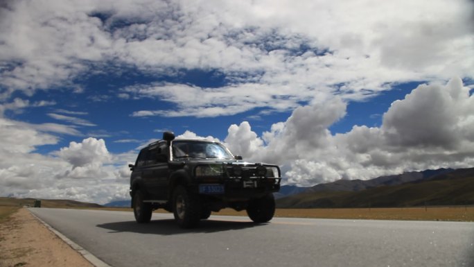 西藏公路边拍摄过往车辆