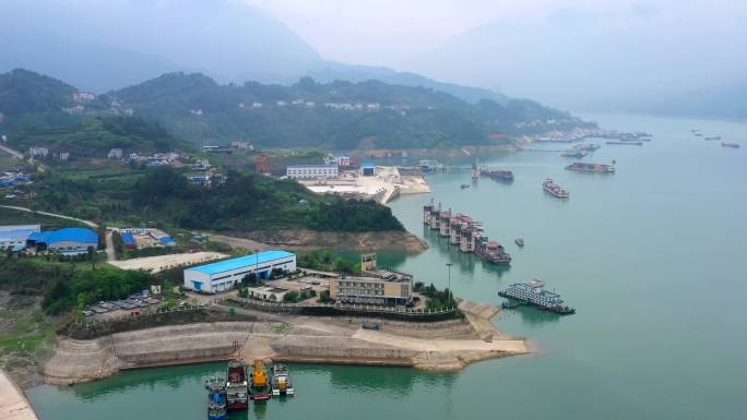 航拍长江三峡港口码头货轮