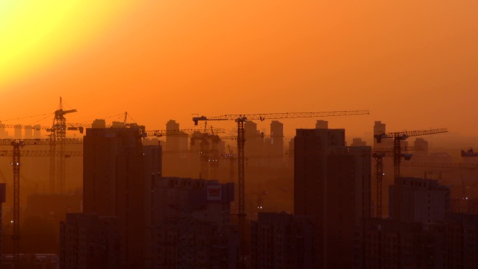 建筑工地日出城市早晨城市建设塔吊太阳