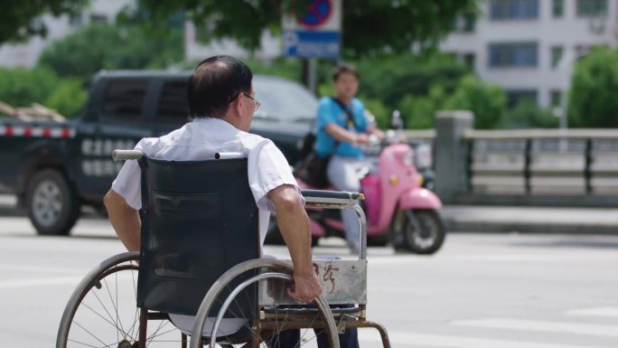 坐轮椅过马路的老人