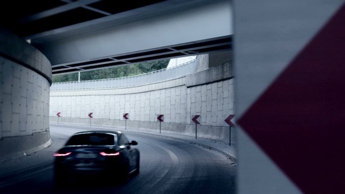 现代跑车穿越城市隧道