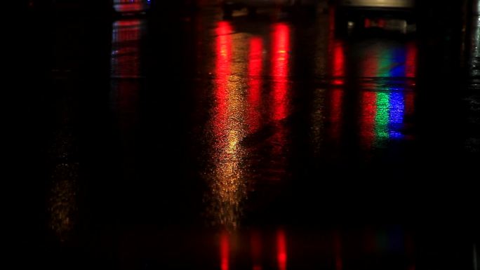 实拍雨后倒车镜水滴城市夜色